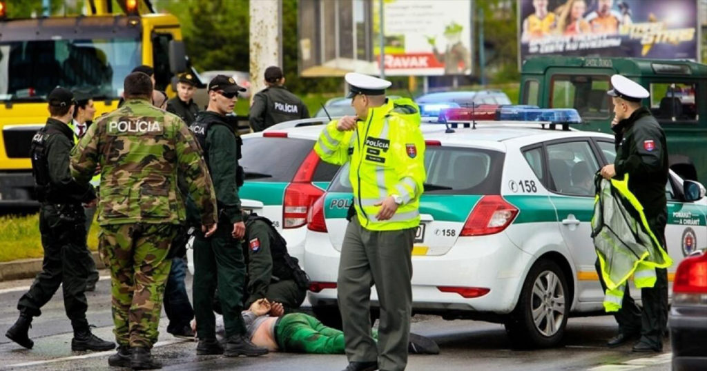 Vojaci a policajti v uliciach